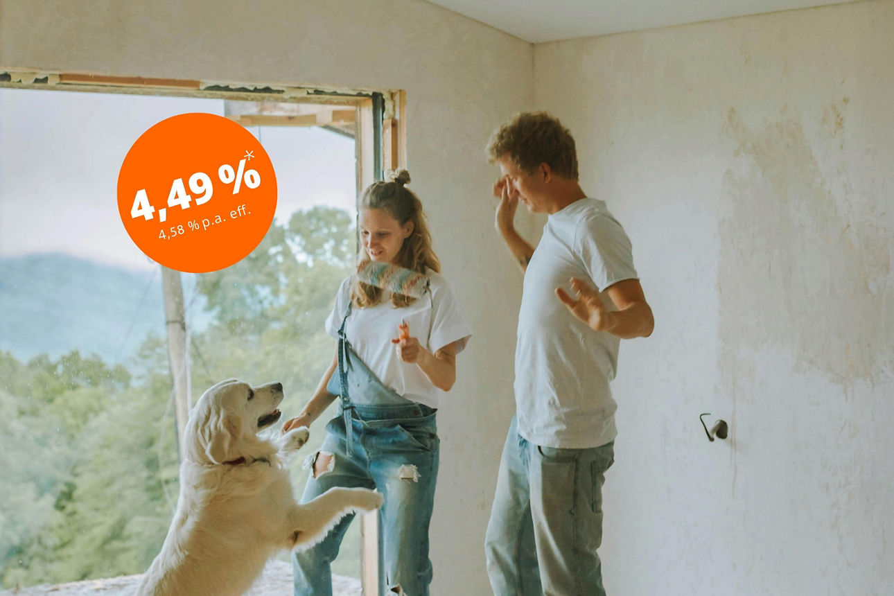 Paar renoviert Wohnung mit Hund, Werbehinweis „Frühlingskredit für dein Zuhause 4,49 %