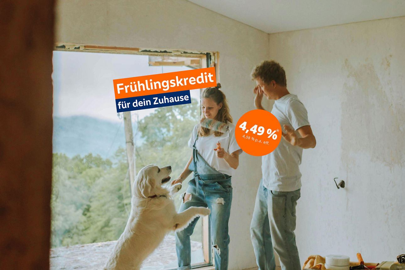 Paar renoviert Wohnung mit Hund, Werbehinweis „Frühlingskredit für dein Zuhause 4,49 %
