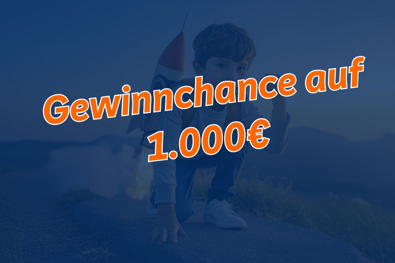 Blauer Hintergrund und Junge mit Rakete auf dem Rücken als Wasserzeichen und dem Text: "Gewinnchance auf 1.000€"