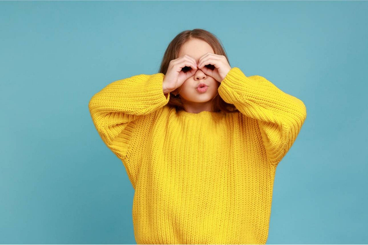 Junges Mädchen vor hellblauem Hintergrund