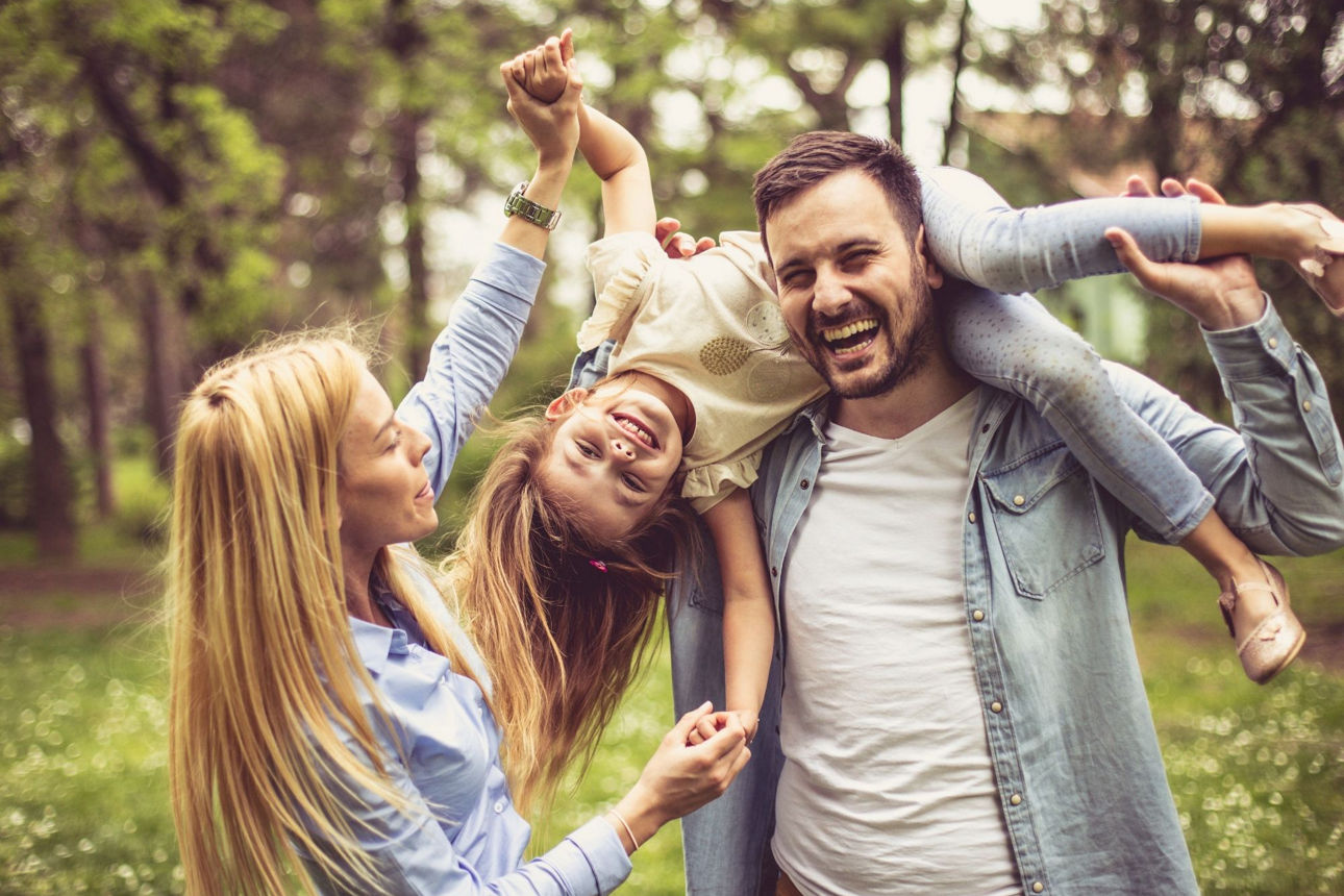 Vater, Mutter und sind im Wald und lachen gemeinsam