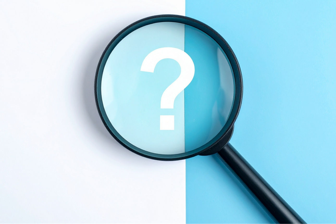 Eine schwarze Lupe wird auf ein weißes Fragezeichen gehalten, welches vor einem weiß-blauen Hintergrund liegtg