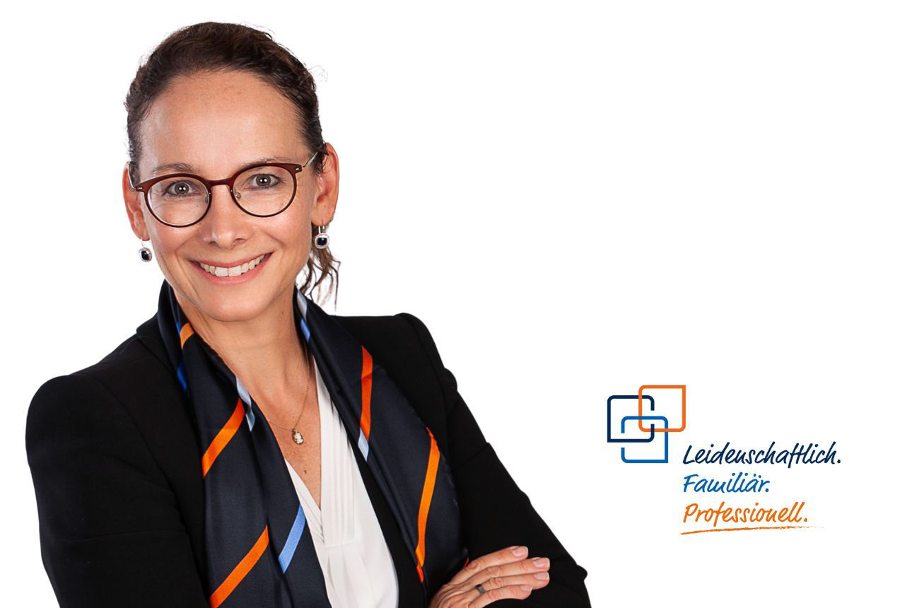 Porträt von Franca Winkler, einer lächelnden Frau mit hochgesteckten dunklen Haaren, Brille und einem gemusterten Schal. Daneben das Firmenlogo und der Slogan "Leidenschaftlich. Familiär. Professionell."
