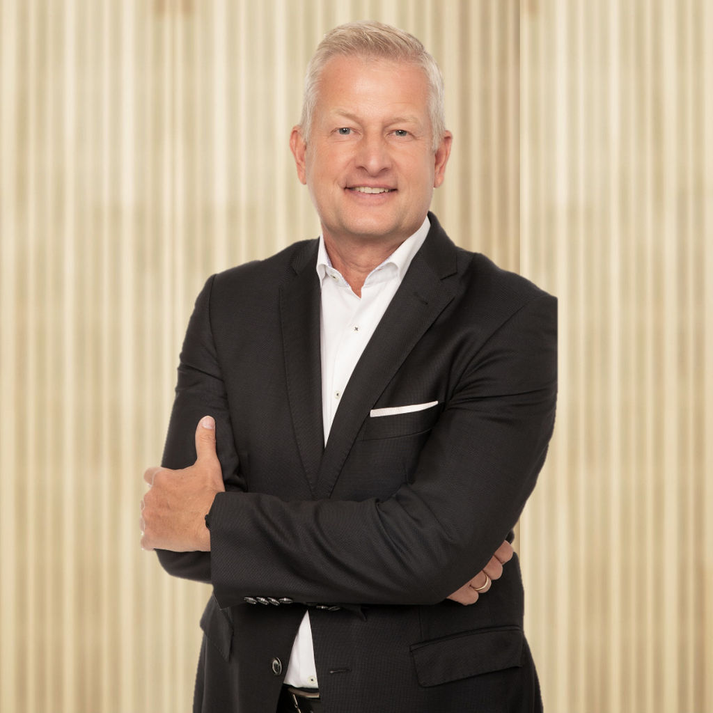 Frank Nowottny vor einer Holzwand