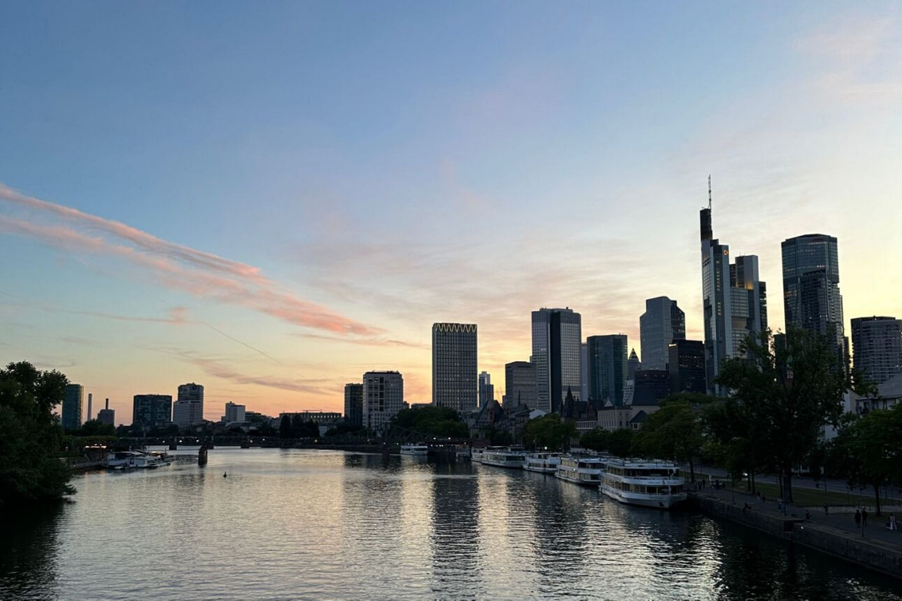 Panorama von Frankfurt bei Sonnenuntergang