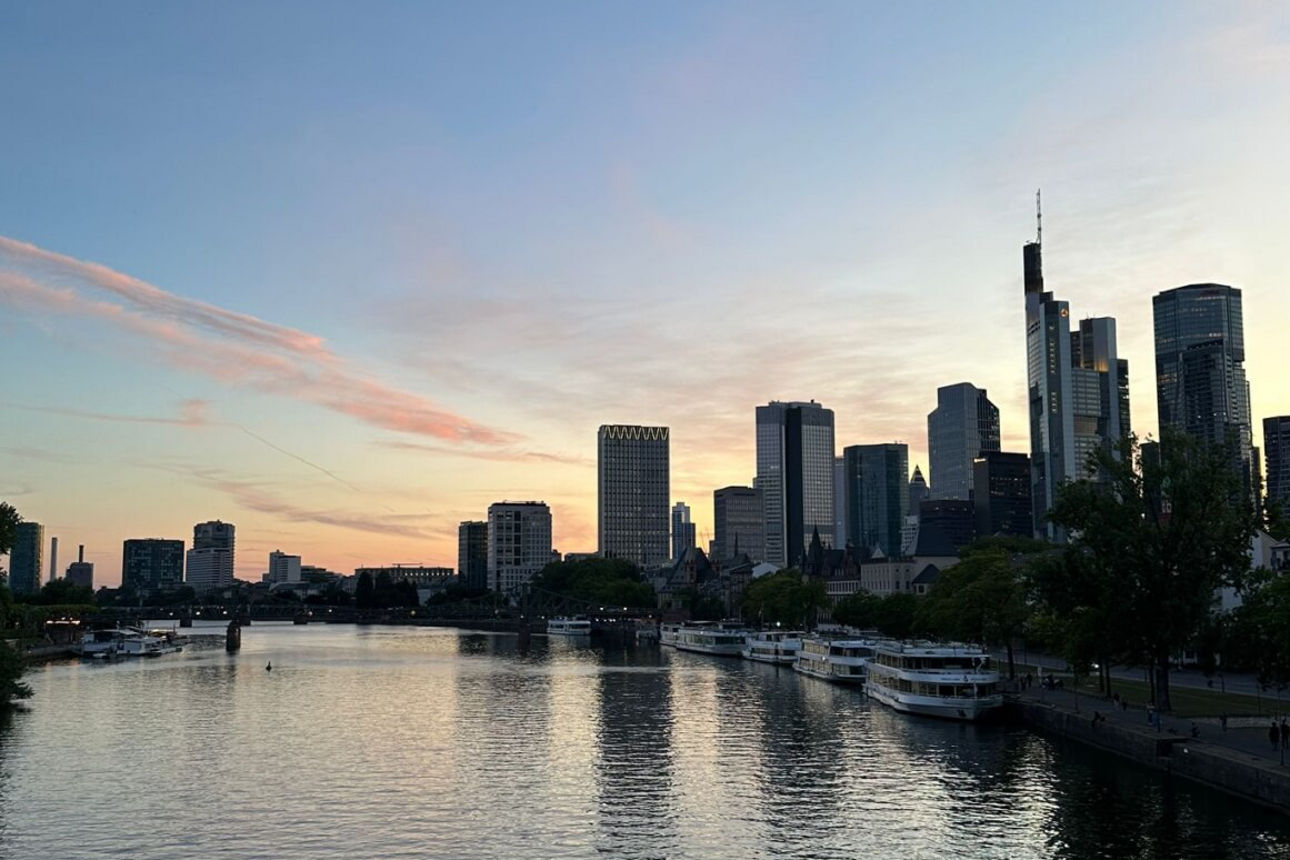 Panorama von Frankfurt bei Sonnenuntergang