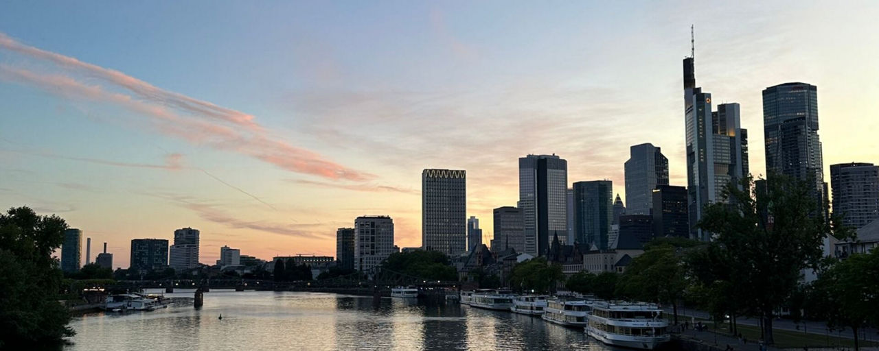 Panorama von Frankfurt bei Sonnenuntergang