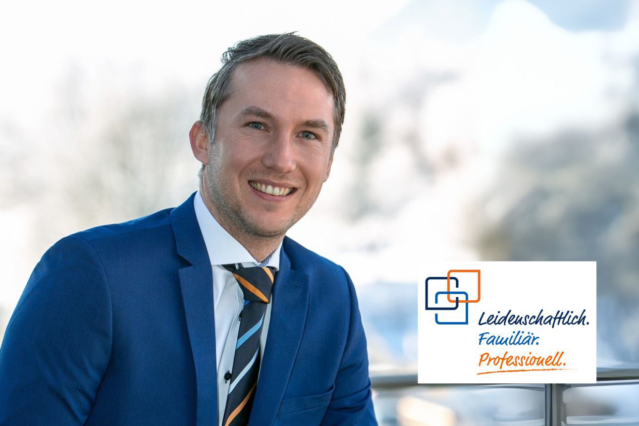 Porträt von Franz Öttl, einem lächelnden jungen Mann im blauen Anzug mit Krawatte vor einer verschwommenen Winterlandschaft. Daneben das Firmenlogo und der Slogan "Leidenschaftlich. Familiär. Professionell."