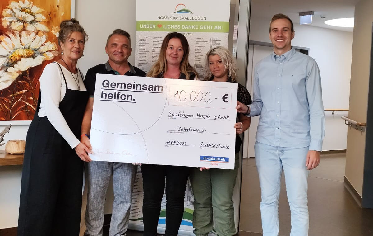 foto (v.l.): vlnr: Trauerbegleiterin Kerstin Lander, 1. Vorsitzender des Vereins, Matthias Lander, Hausleiterin Franziska Mae