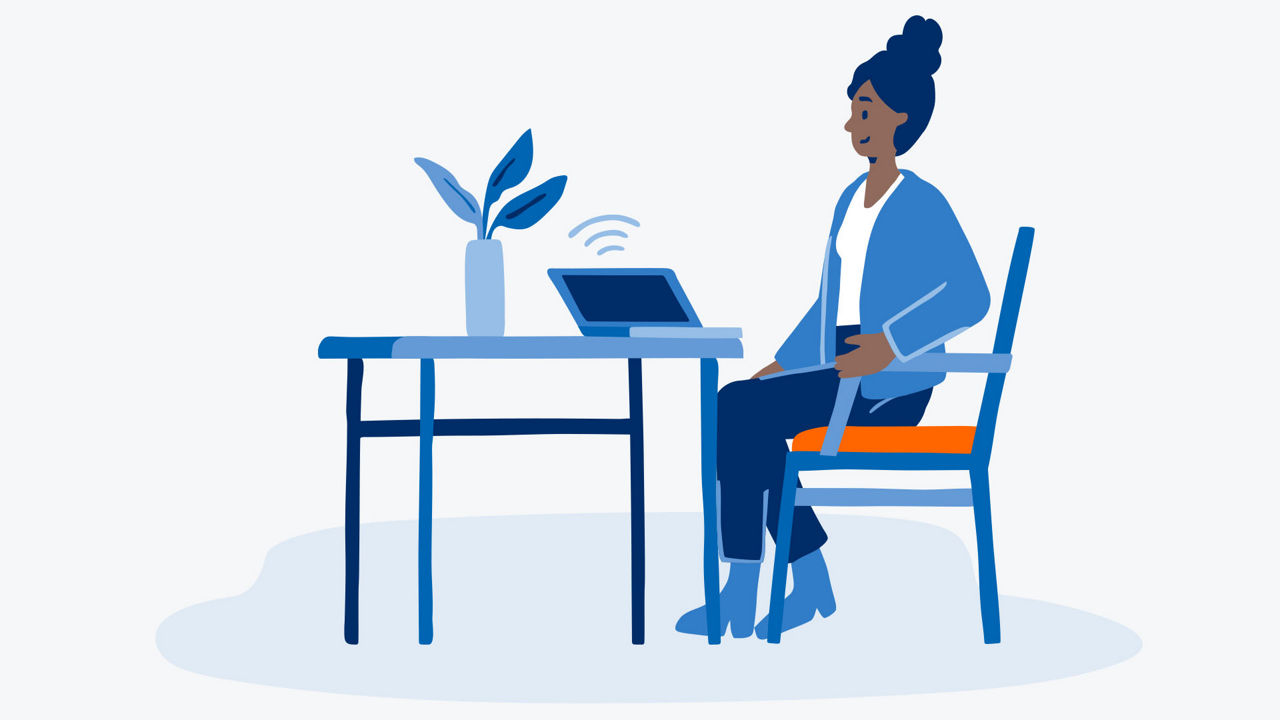 Glückliche Frau auf Laptop