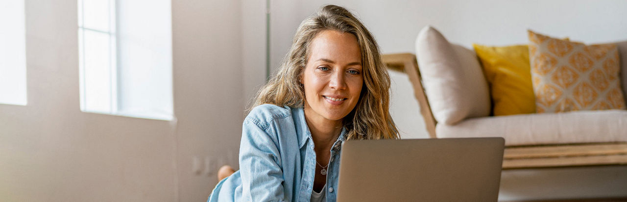 junge Frau am Laptop