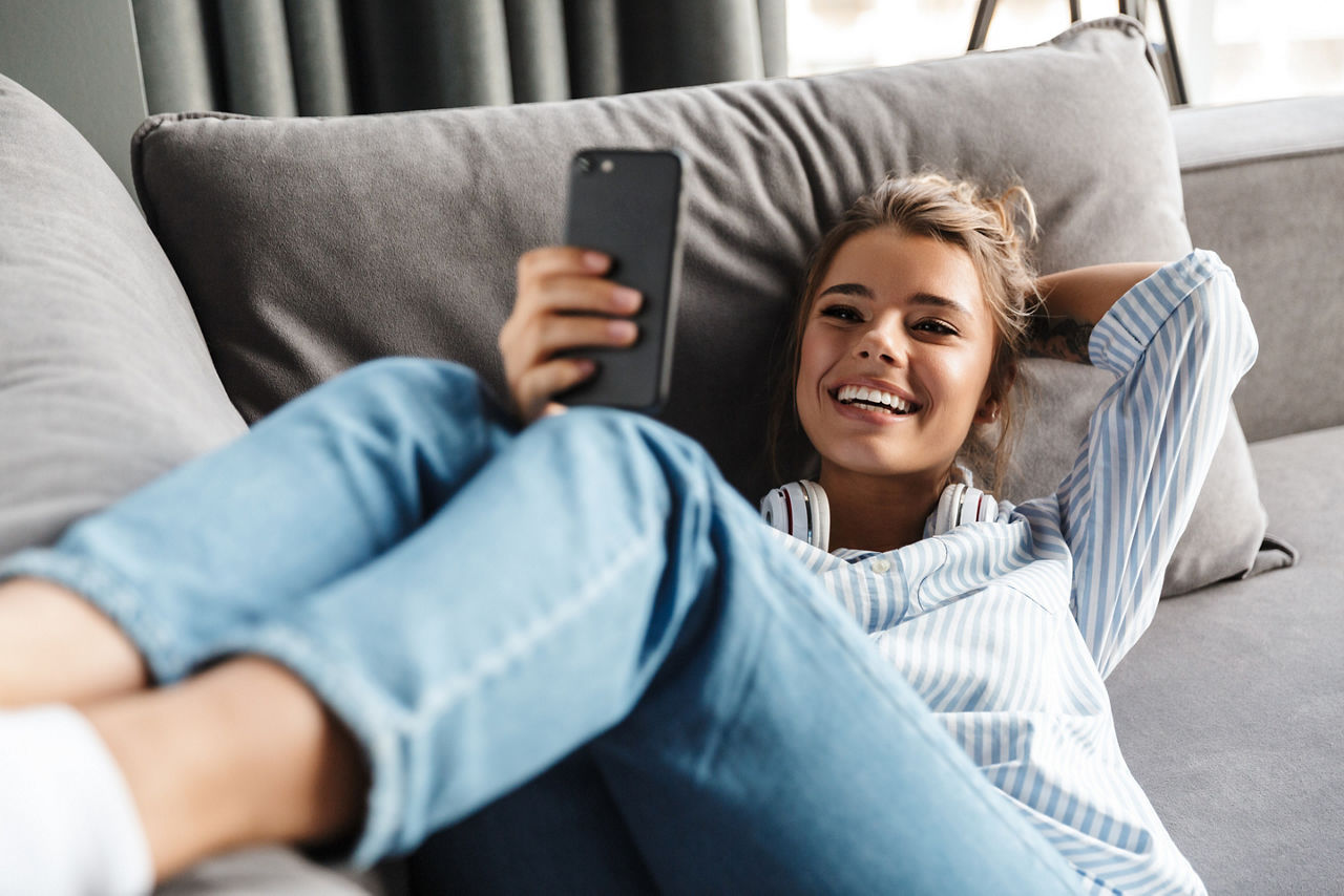 Entspannte Frau auf dem Sofa