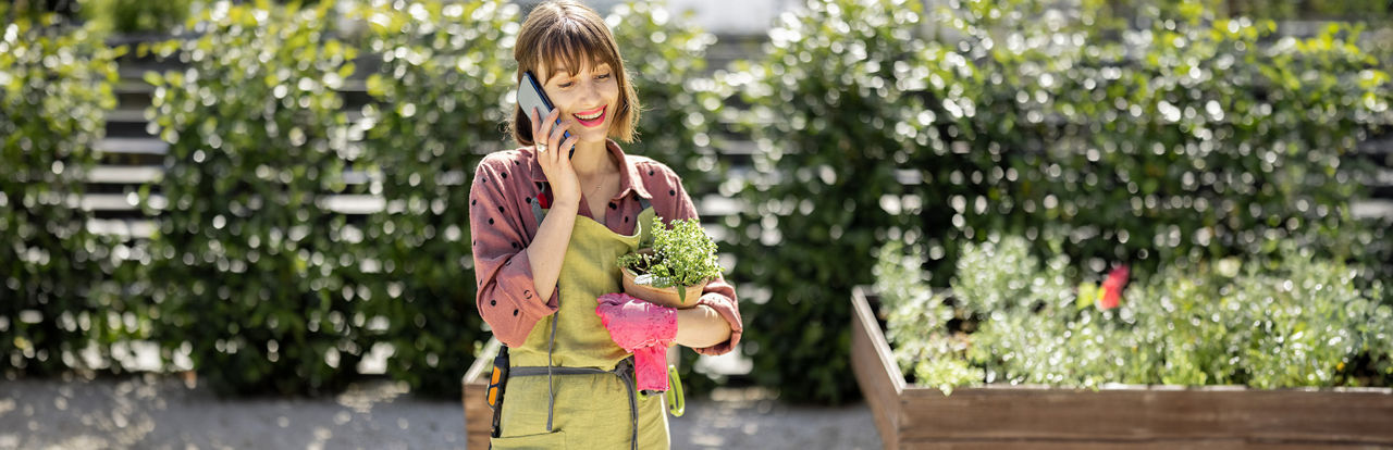 Frau bei der Gartenarbeit