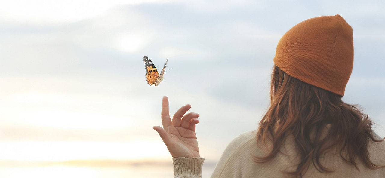 Junge Frau mit Schmetterling
