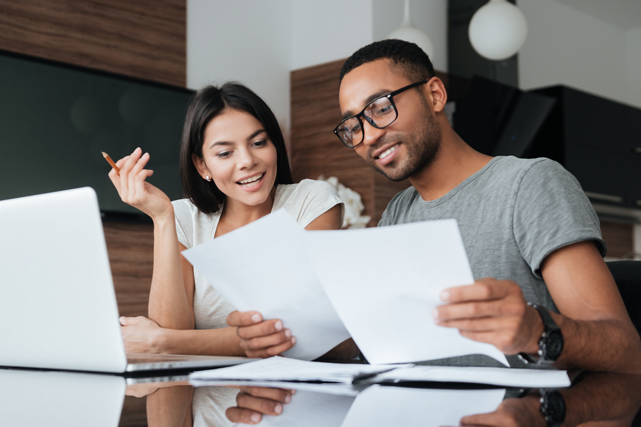  Frau und Mann vor einem Laptop