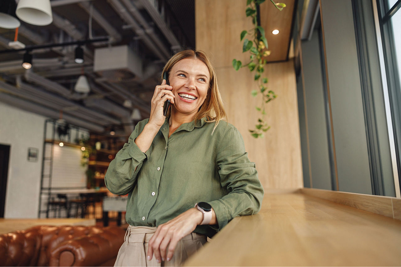 Eine Frau telefoniert mit dem Handy