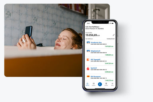 Junge Frau in der Badewanne hält ihr Handy in der Hand
