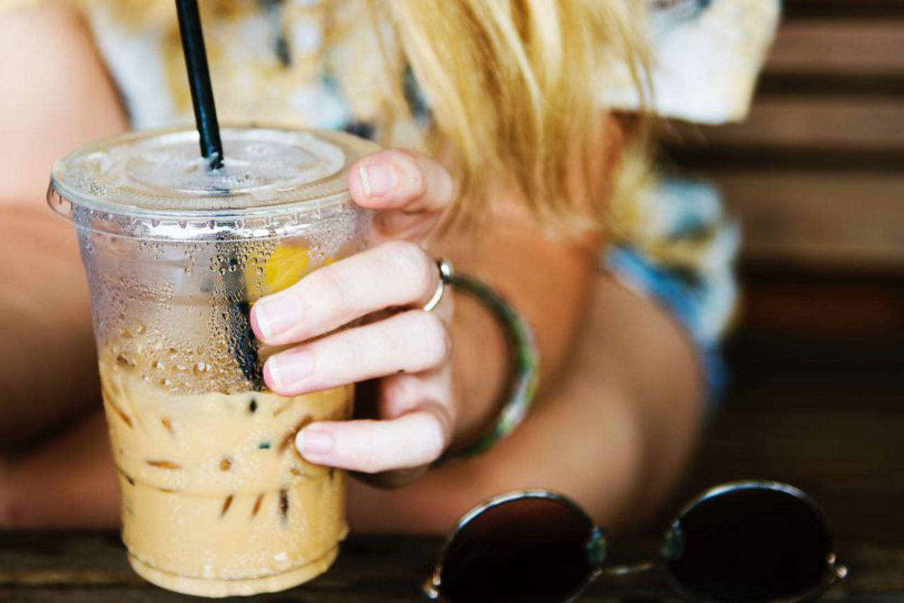 Frau_mit_Getränk_und_Handy