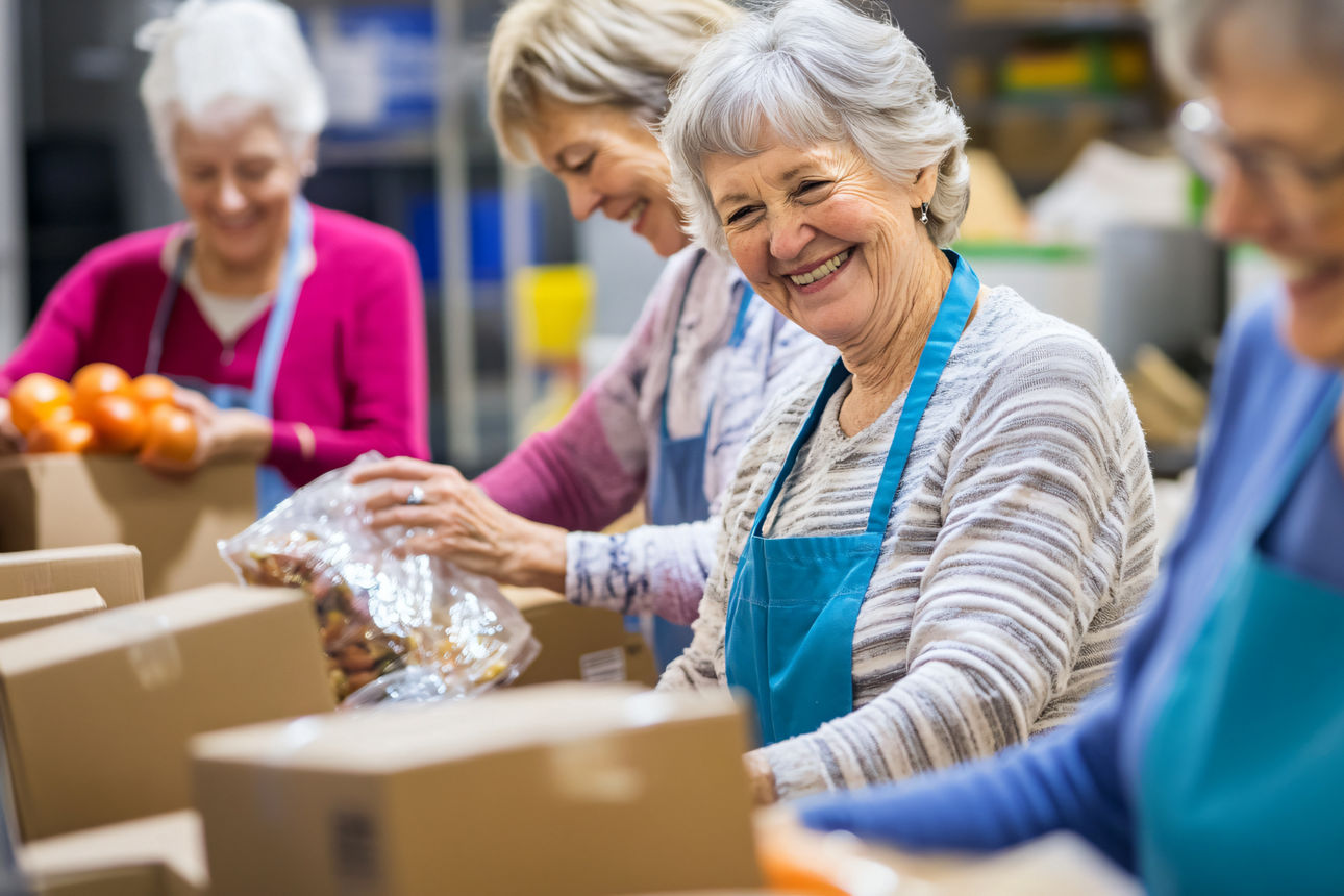 Frauen packen Lebensmittel