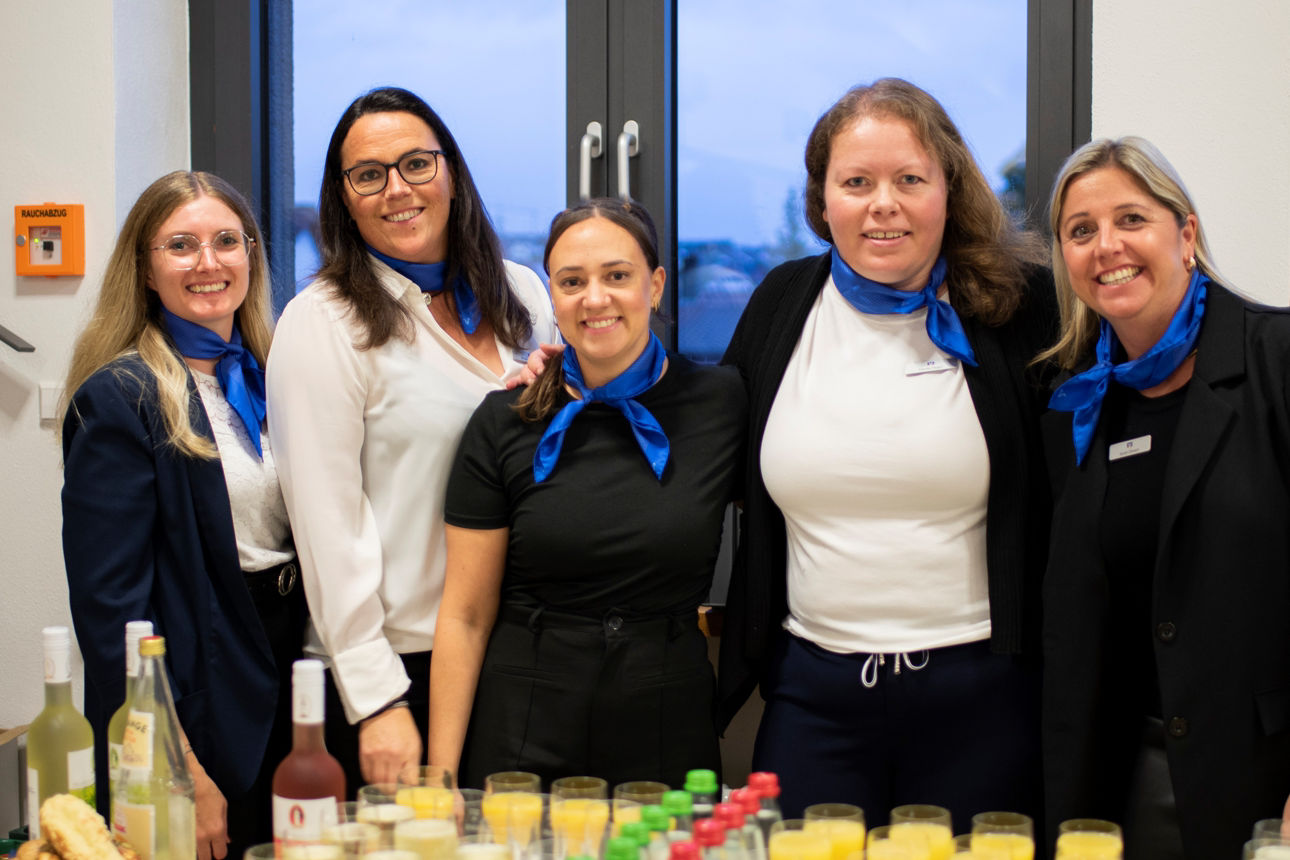FrauenPower Team am Ausschank