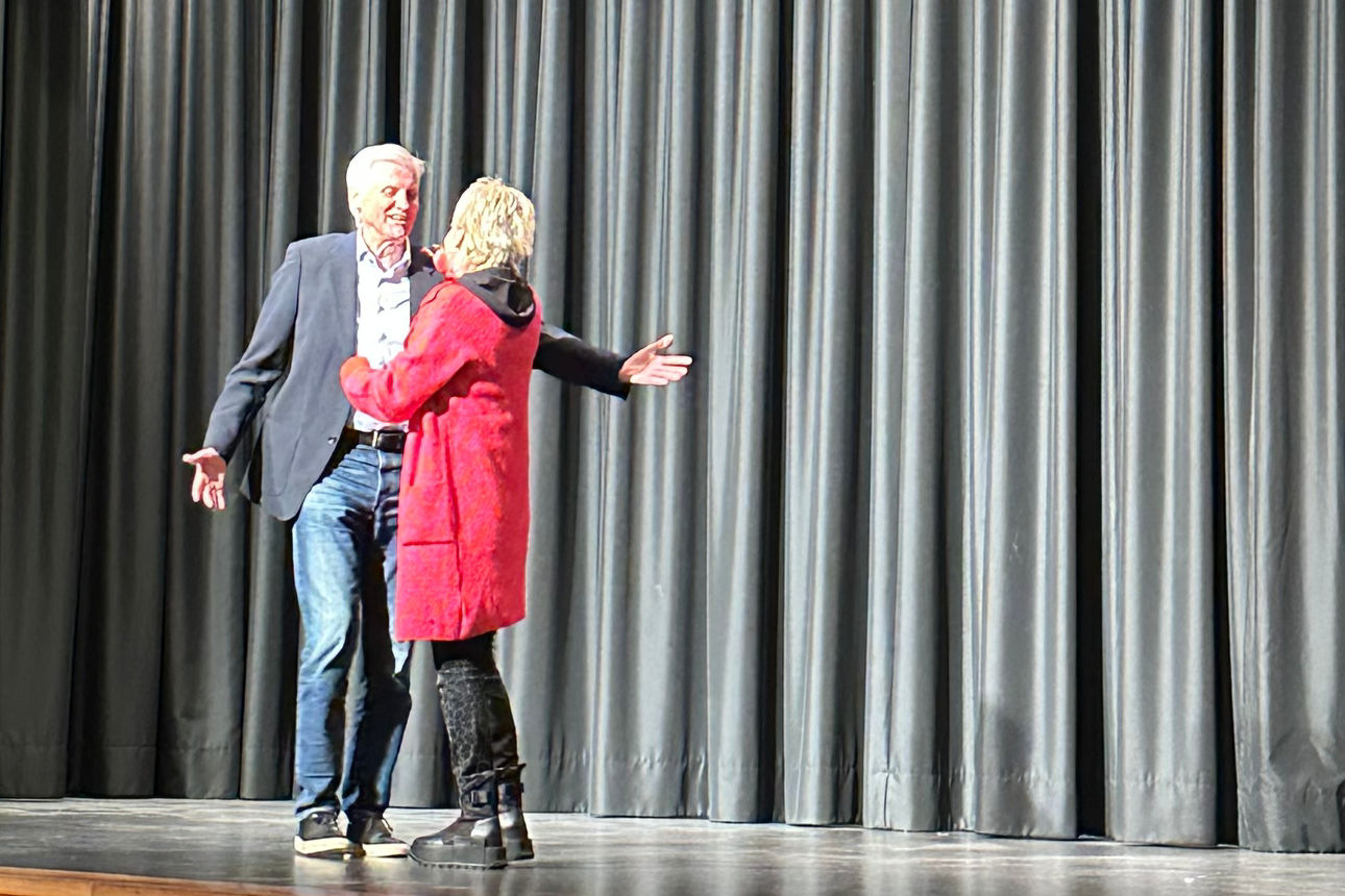 Doris Reichenauer auf der Bühne mit dem Vertreter von Große Hilfe für kleine Helden