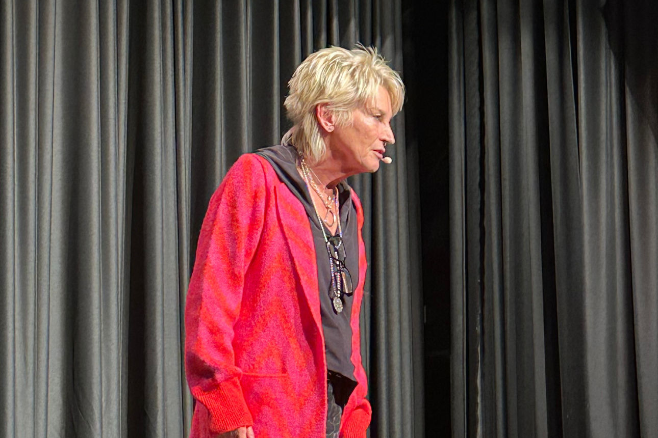 Doris Reichenauer auf der Bühne während ihrem Programm