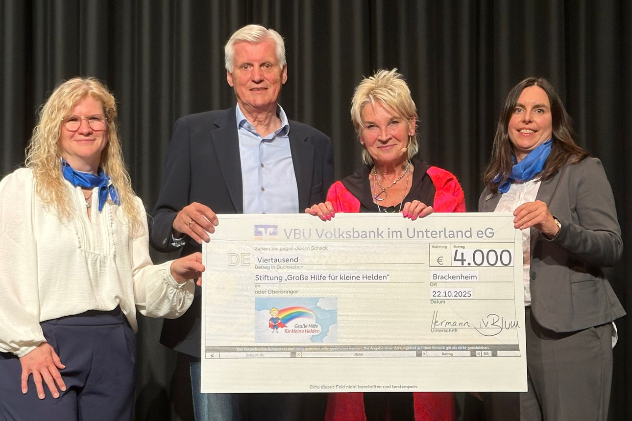 Scheckübergabe der Spende an Große Hilfe für kleine Helden