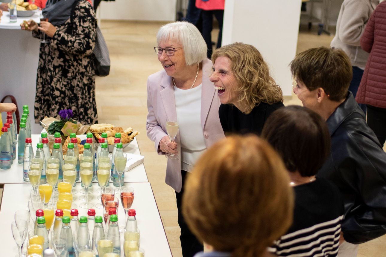 FrauenPower am Ausschank mit Besucherinnen