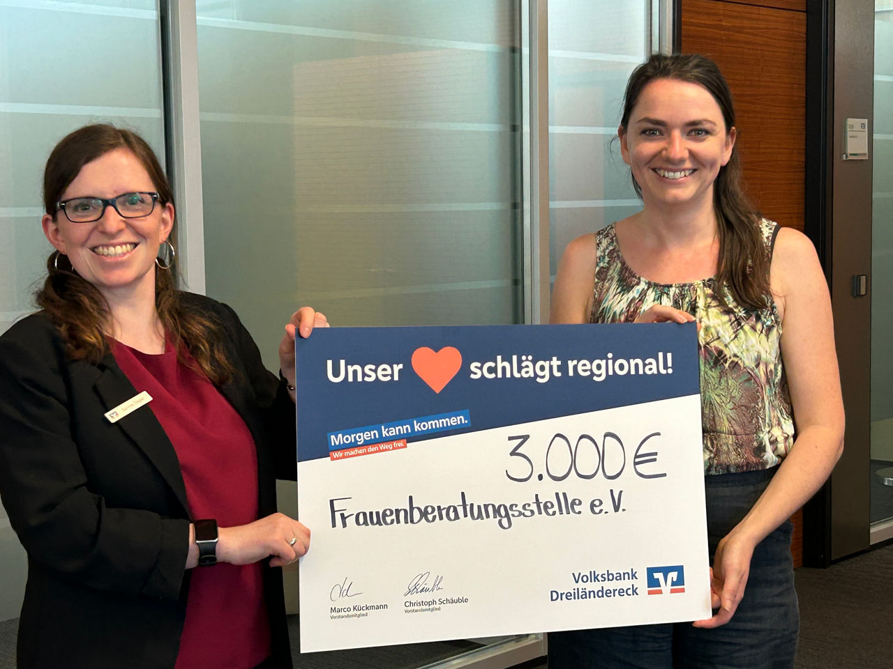 Spendenübergabe durch Corinna Ziegler, Filialleiterin Hauptstelle (links)