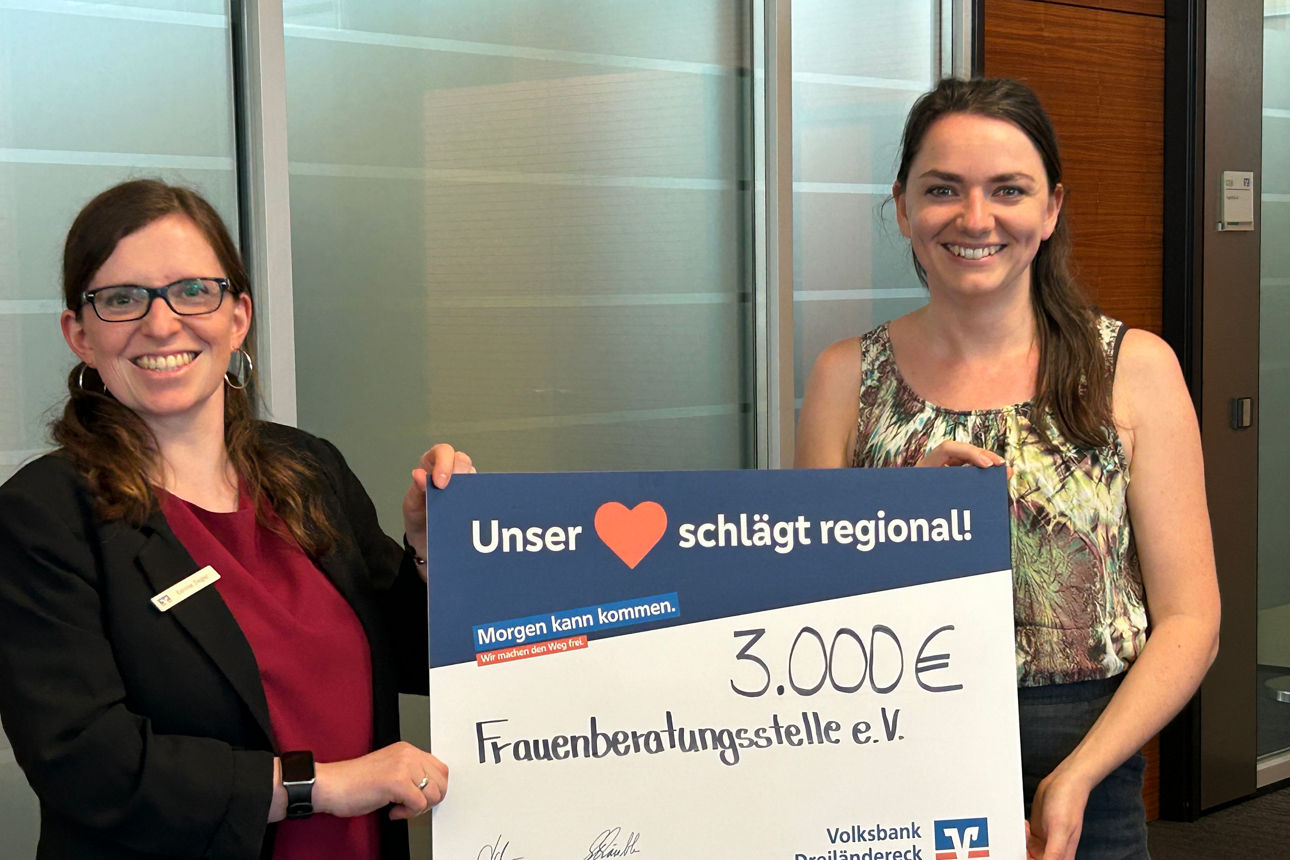 Spendenübergabe durch Corinna Ziegler, Filialleiterin Hauptstelle (links)
