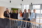 Gruppenfoto der sieben Teammitglieder von Frauen und Finanzen