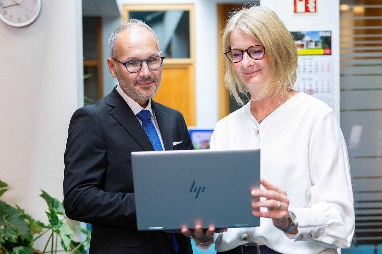 Zwei Kollegen im Büro