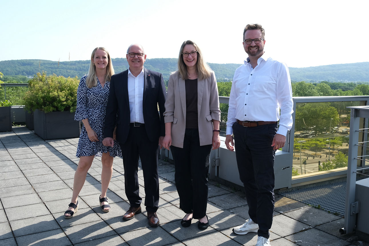 Team der Freiberuflerberater auf einer Dachterrasse