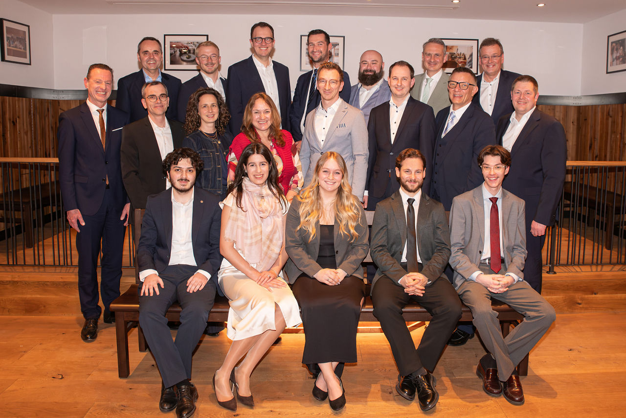 Die Freigesprochenen im Gruppenbild mit Vertretern der Berufsschule, Vorständen und  	Ausbildern 