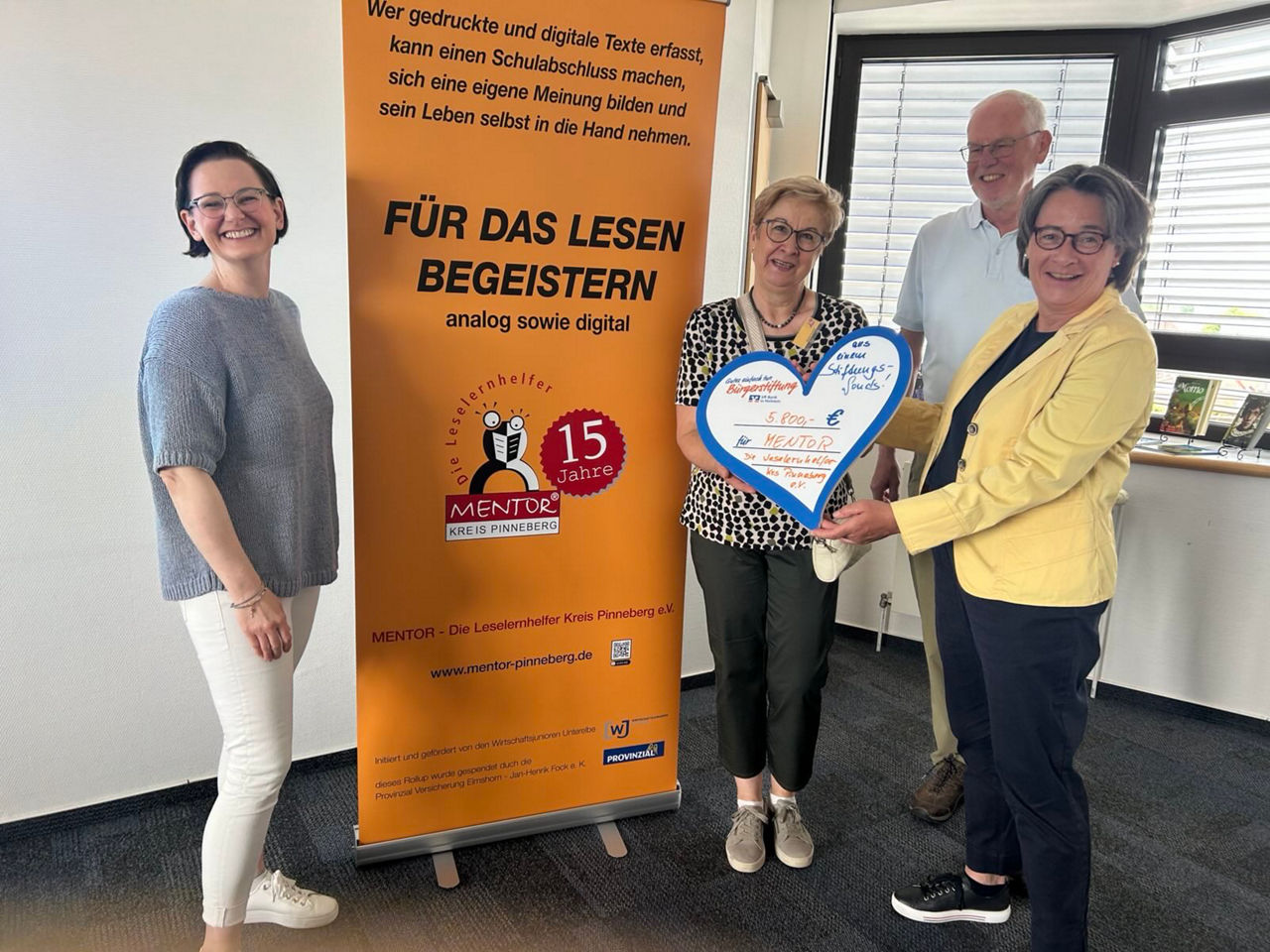 Übergabe des Spendenherzes an MENTOR