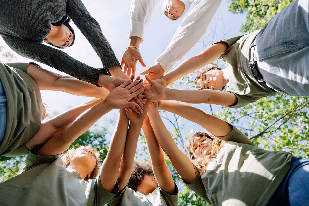 Freiwillige packen ihre Hände zusammen