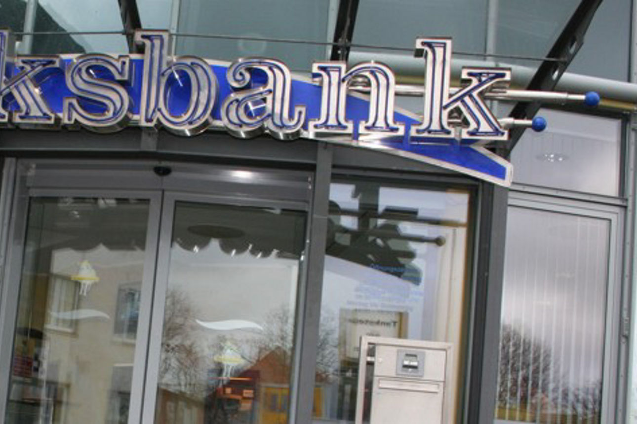 Ein Gebäude mit einem auffälligen Schild, auf dem das Wort „Volksbank“ steht
