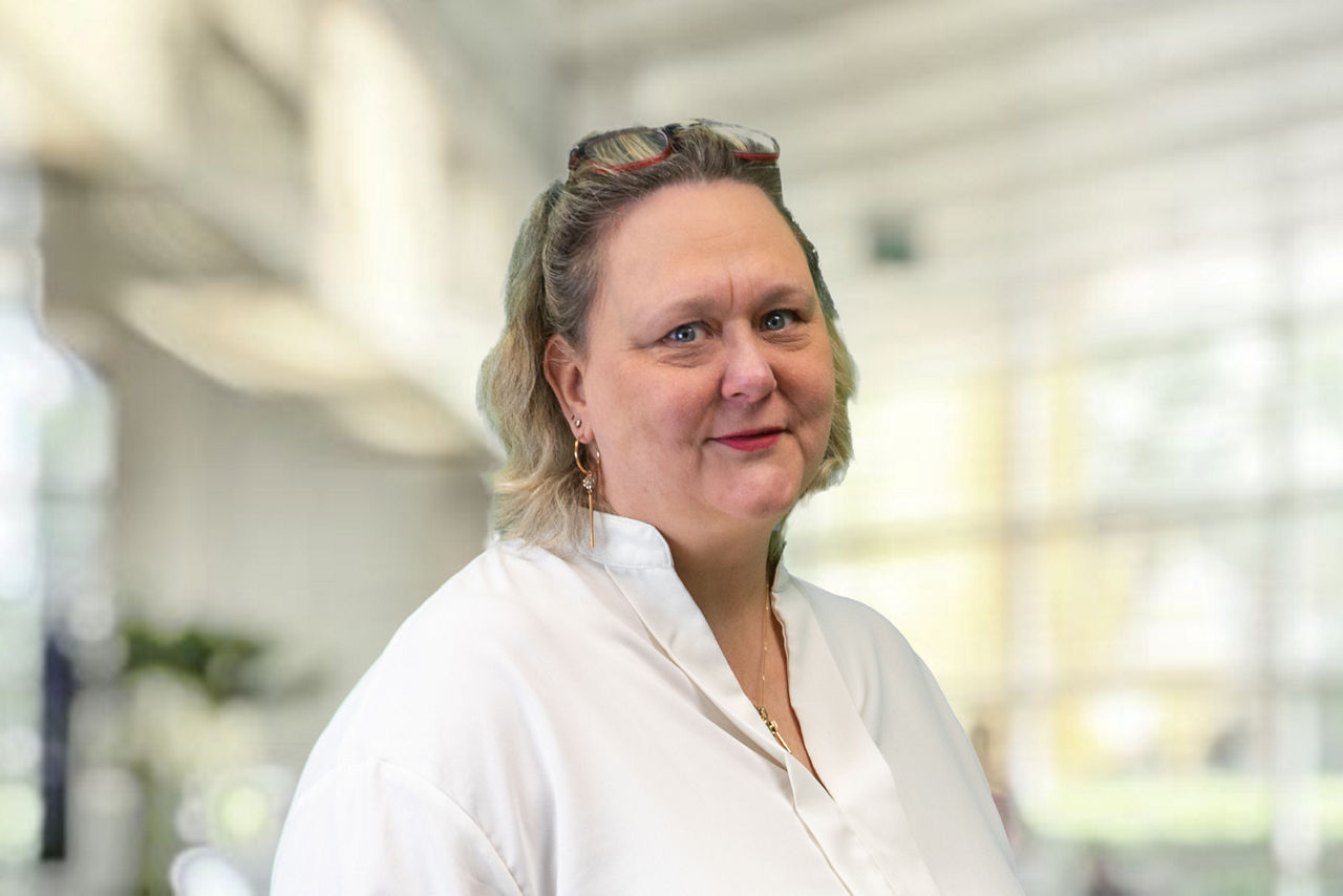 Mitarbeiterin in hellem Büroraum