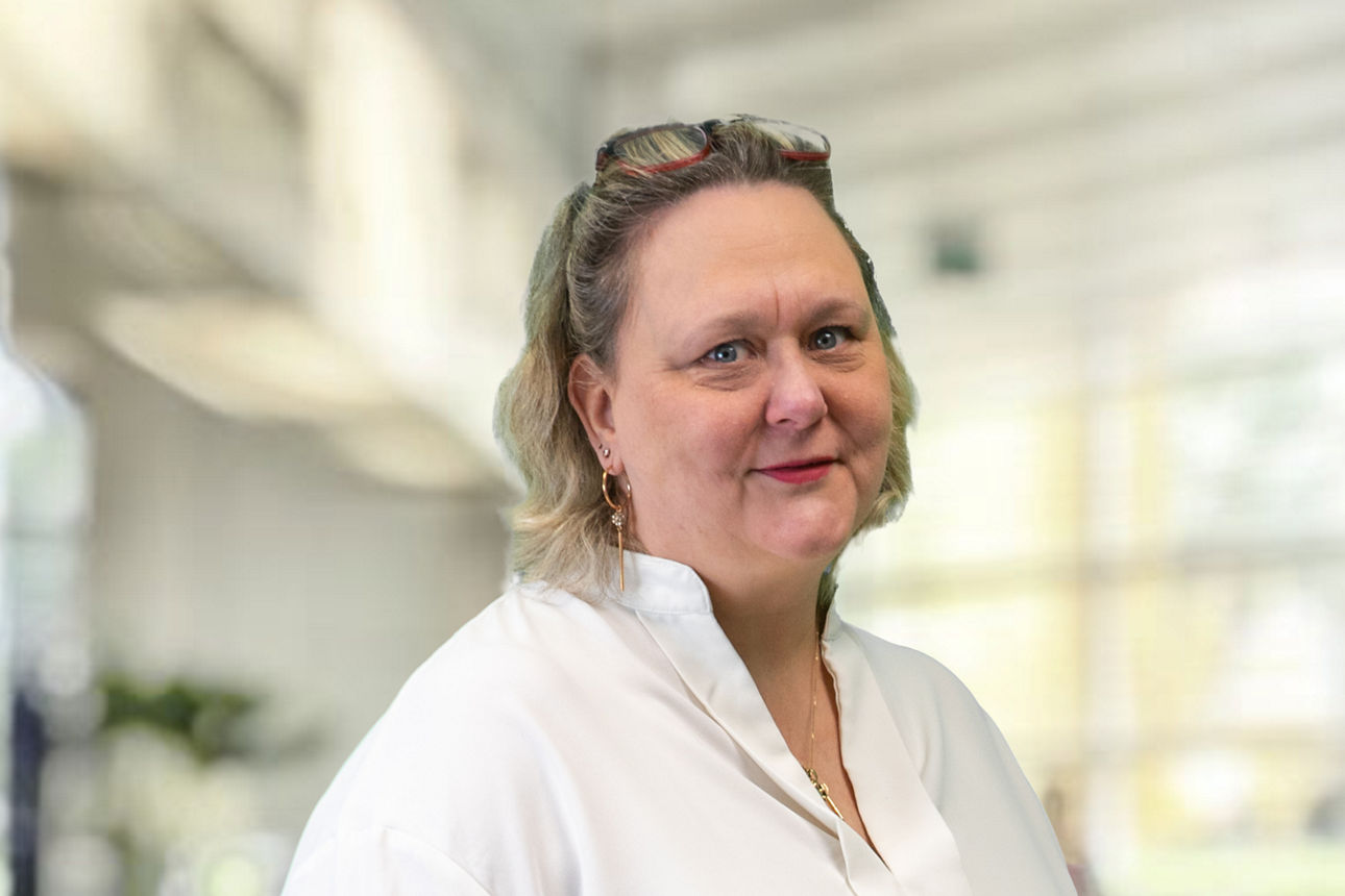 Mitarbeiterin in hellem Büroraum