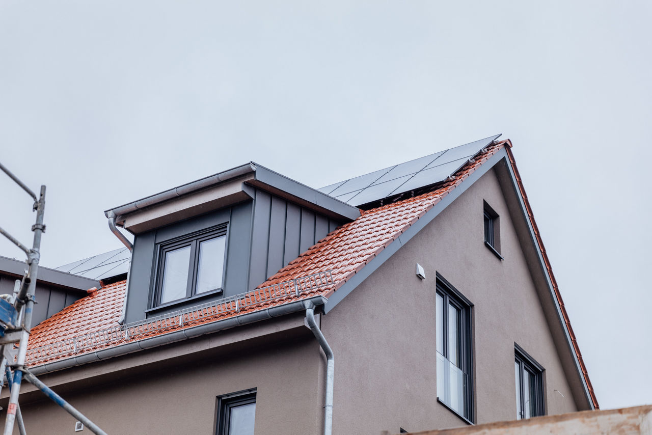 Moderne Fassade eines neu errichteten Mehrfamilienhauses eines Wohnungsbauprojekts von „Friedrich Bau“ mit Balkonen und großen Fensterflächen. Das Gebäude ist Teil eines regionalen Immobilienprojekts und zeigt zeitgemäße Architektur im mehrgeschossigen Wohnungsbau