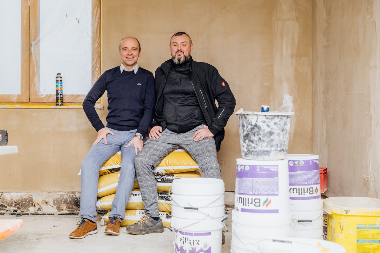 Baubesprechung im Innenraum eines Neubauprojekts von „Friedrich Bau“