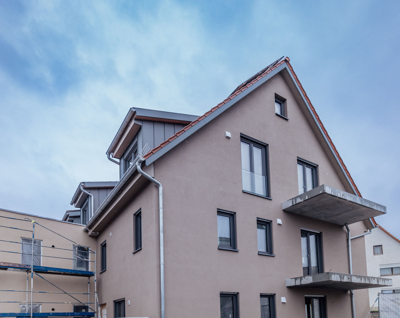 Dachkonstruktion eines Neubaus eines Wohnungsbauprojekts von „Friedrich Bau“ mit installierter Photovoltaikanlage. Die Anlage ist Teil eines energieeffizienten Wohnbauvorhabens und zeigt die Integration moderner Energietechnik in die Gebäudekonstruktion