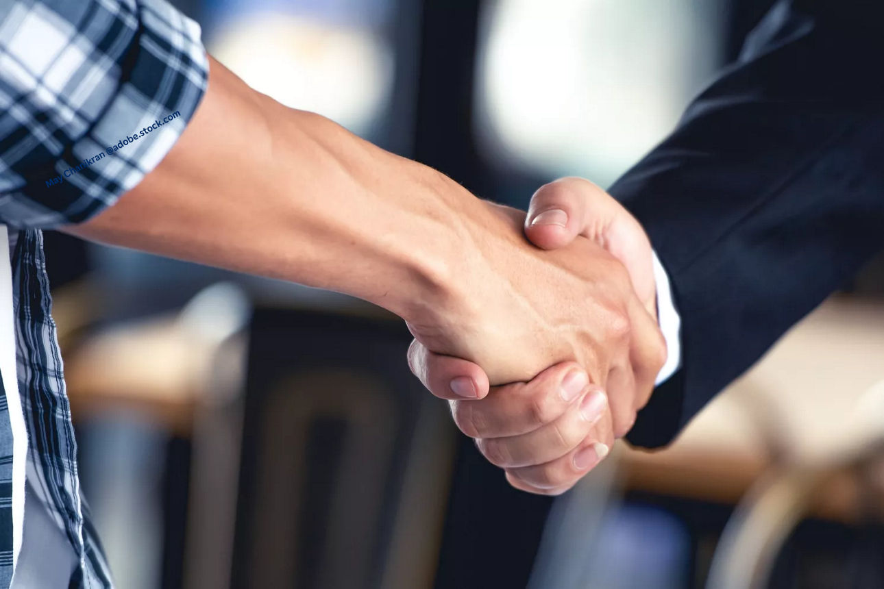 Zwei Menschen geben sich die Hand