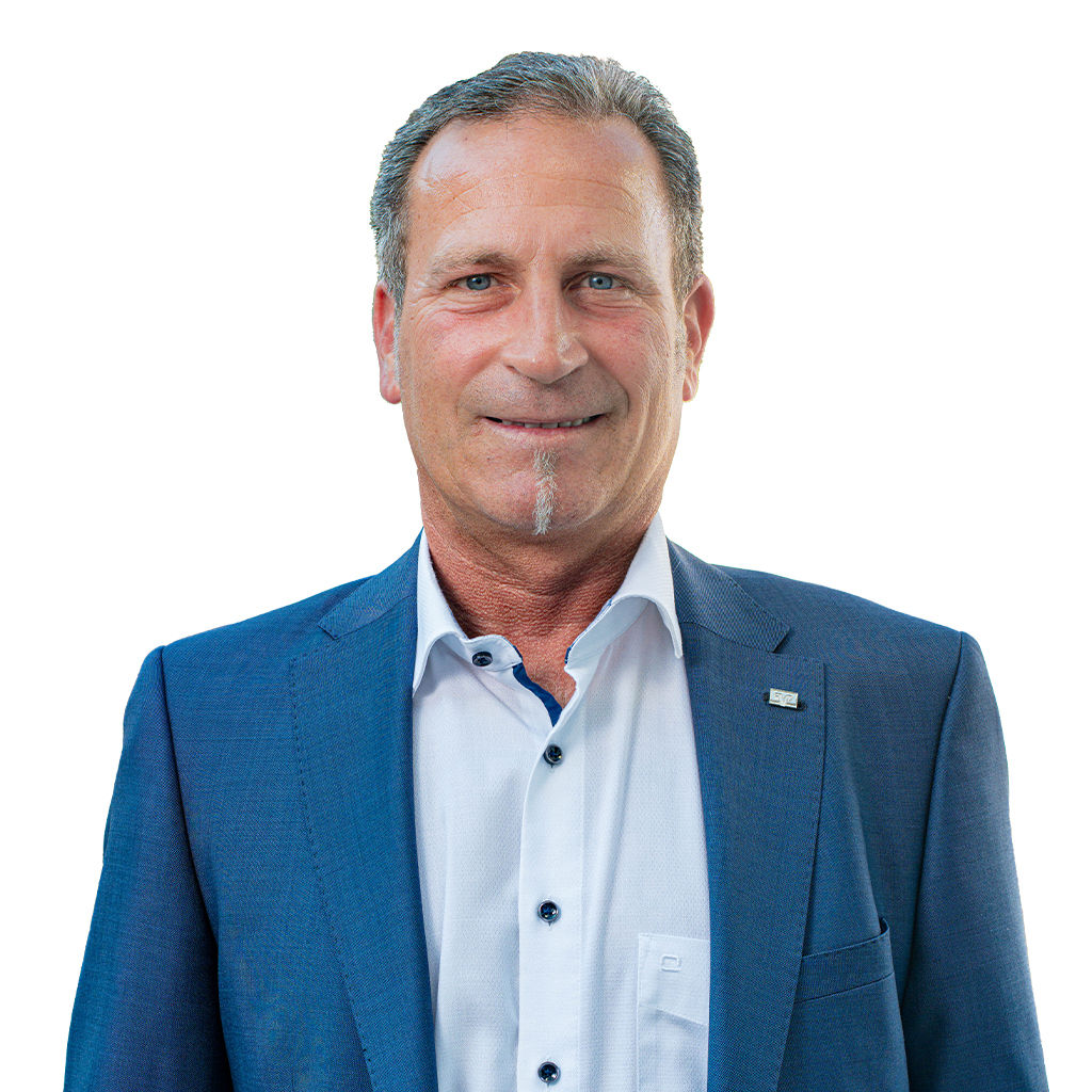 Ein freundlich lächelnder Mann in einem blauen Anzug