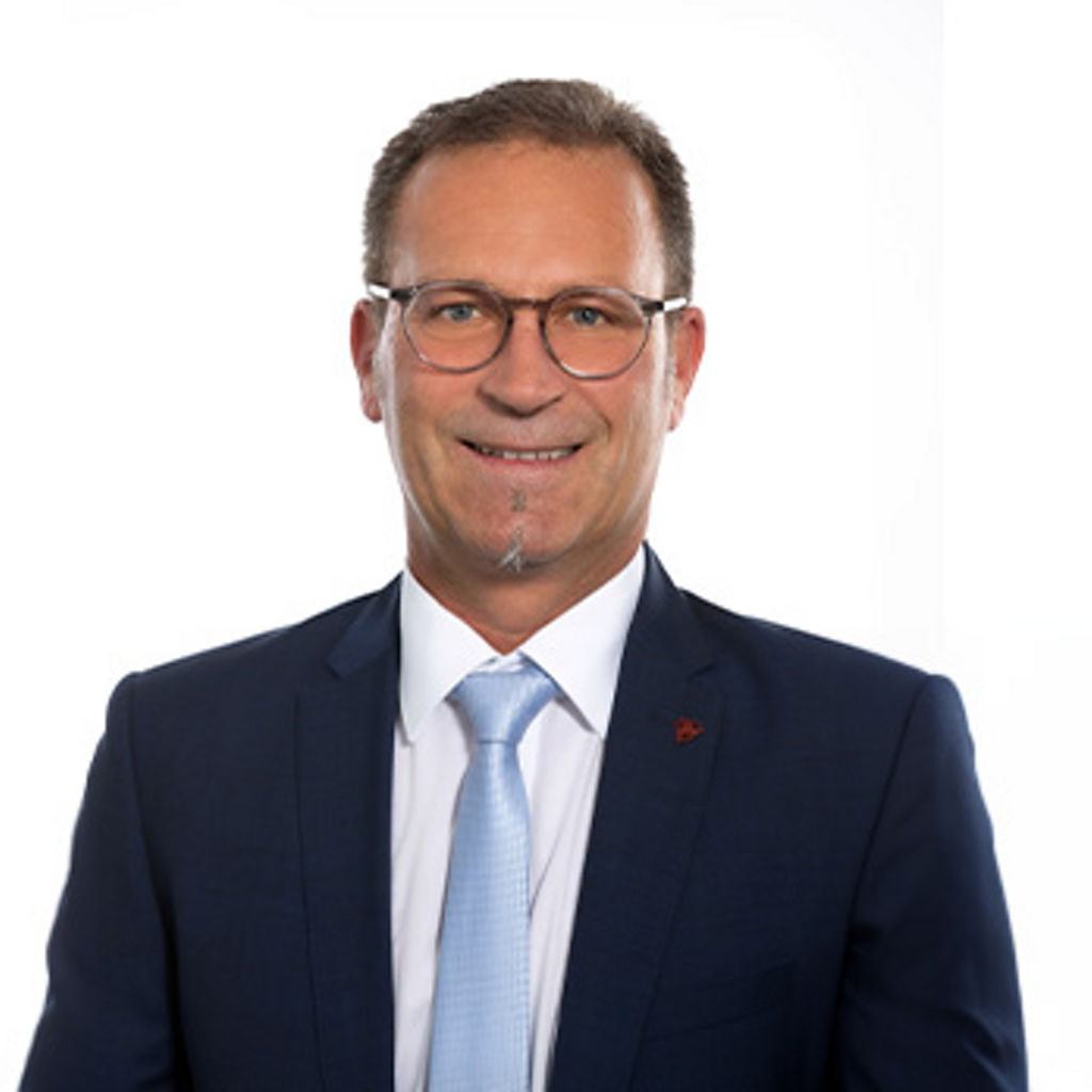 Freundlich lächelnder Mann im Anzug, unser Vorstand Ludwig Frischmann.