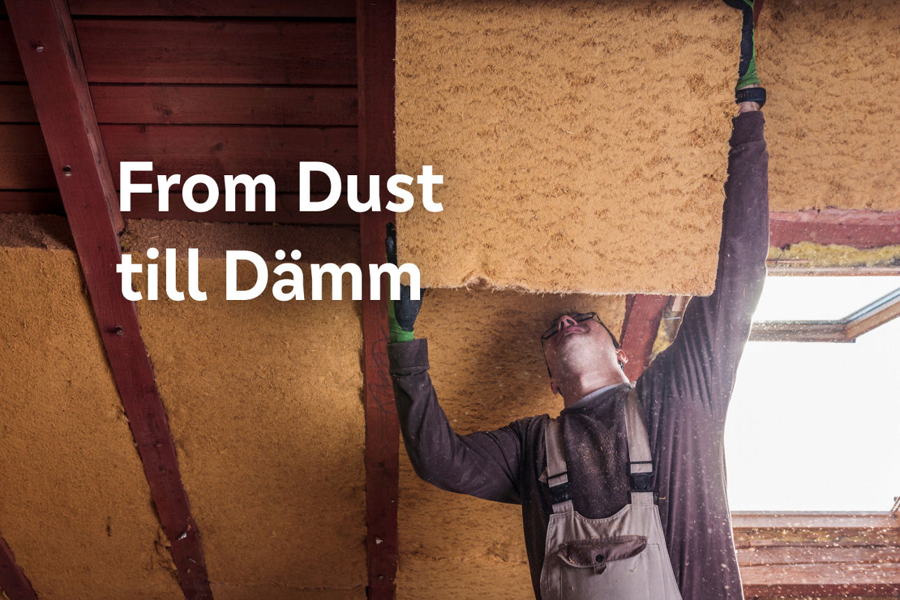 Mann verlegt Dämmung unter dem Dach