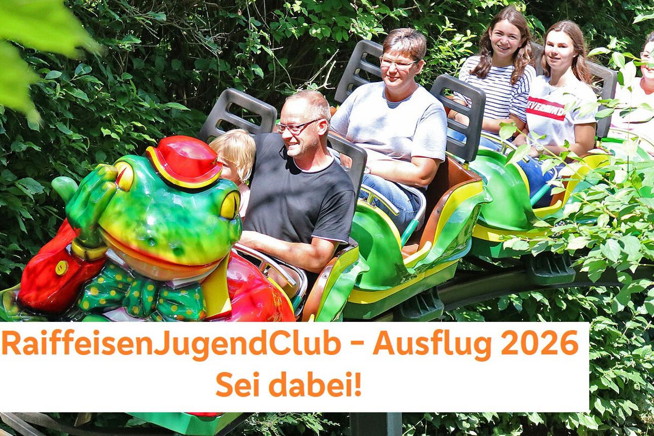 Erwachsene und Kinder fahren mit der Froschbahn im Bayernpark