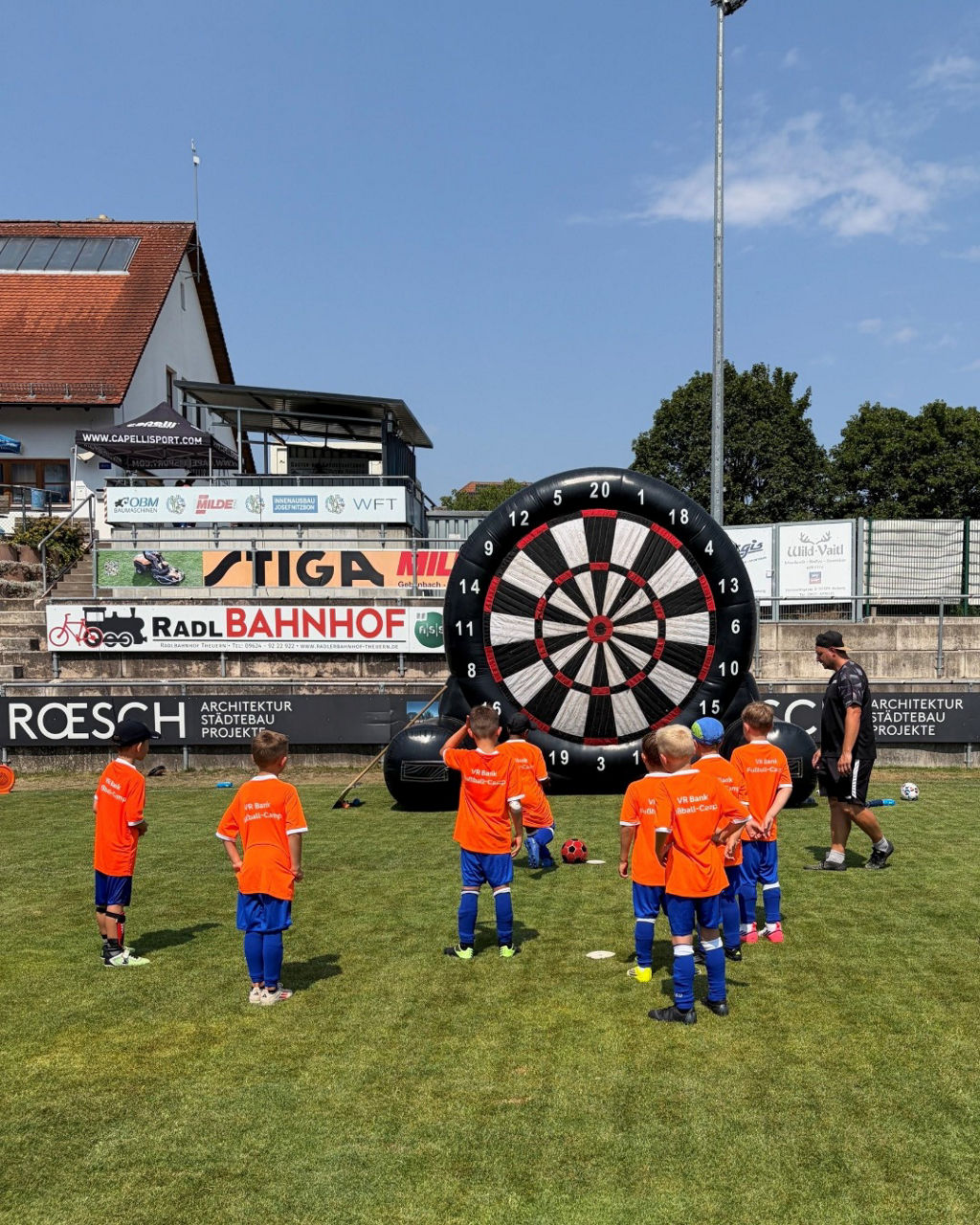 Aufnahme der Teilnehmer/-innen des Fußballcamps in Gebenbach