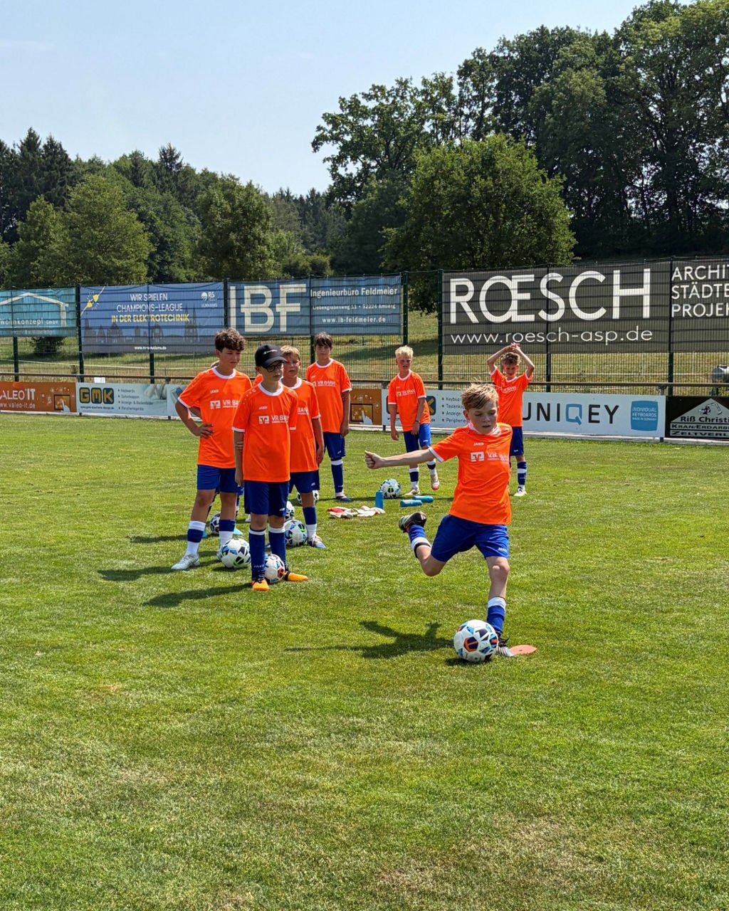 Aufnahme der Teilnehmer/-innen des Fußballcamps in Gebenbach