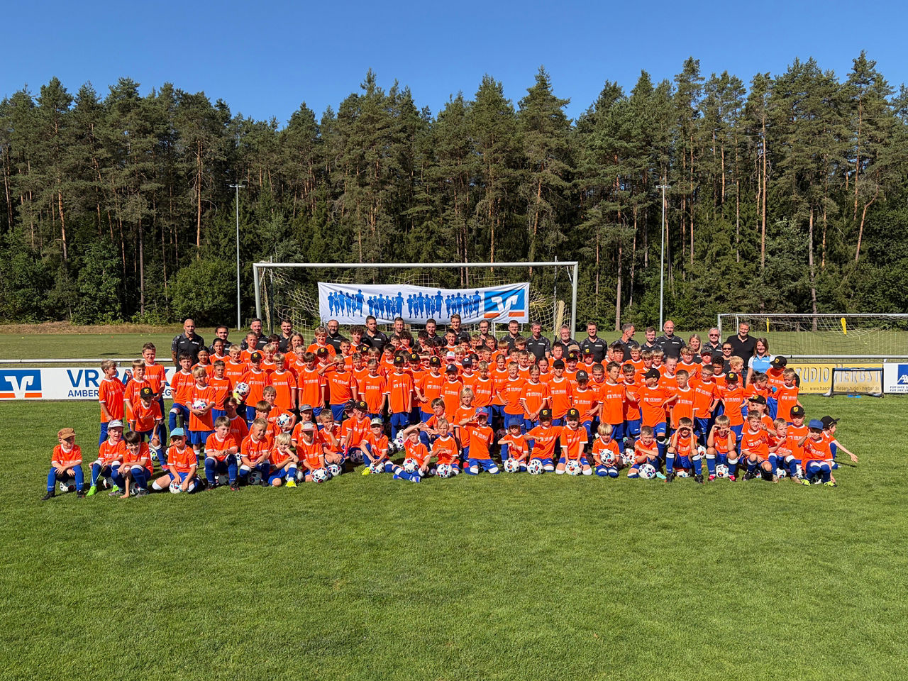 Aufnahme der Teilnehmer/-innen des Fußballcamps in Kauerhof